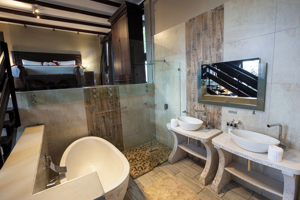 Waterfalls Boutique Hotel 46/50