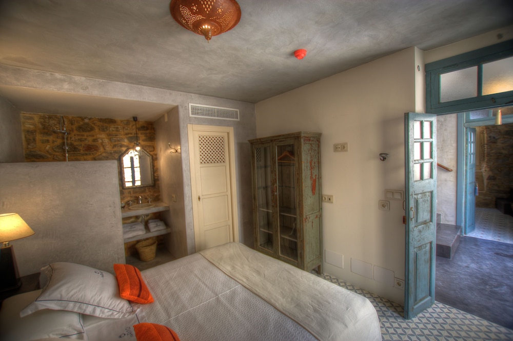 THE RIAD 18/28