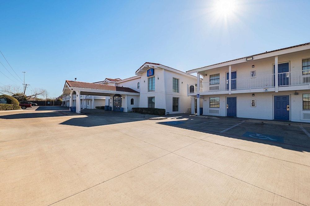 Motel6 Grand Prairie, TX - Interstate 30 47/51