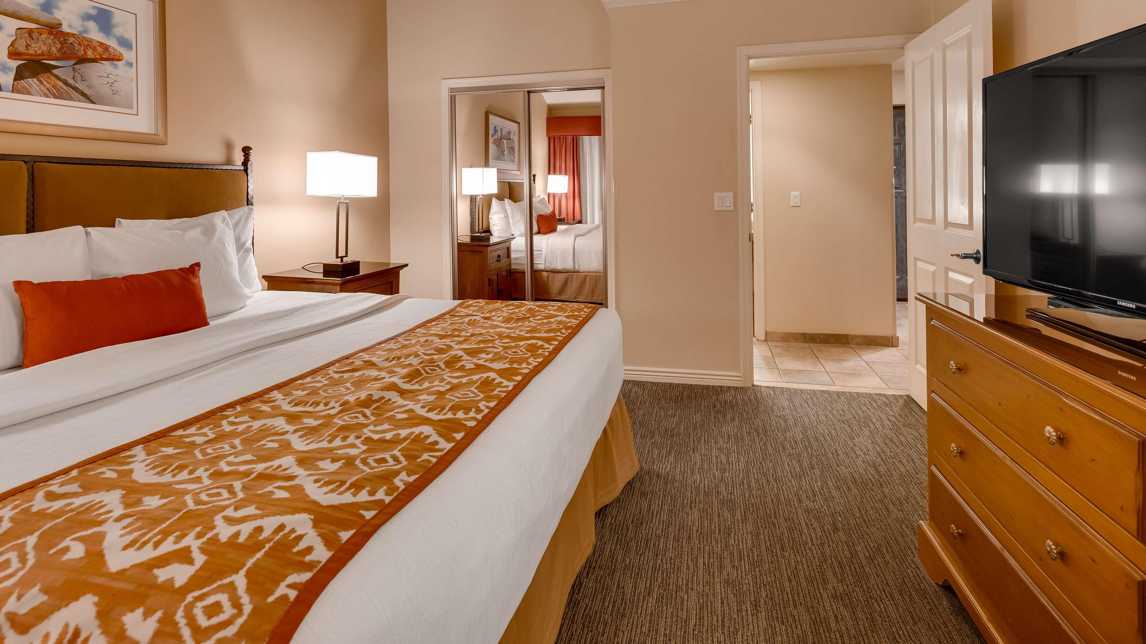 Suite, King Bed, City View