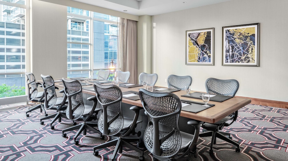 Home2 Suites By Hilton Chicago Mccormick Place Il 38/73