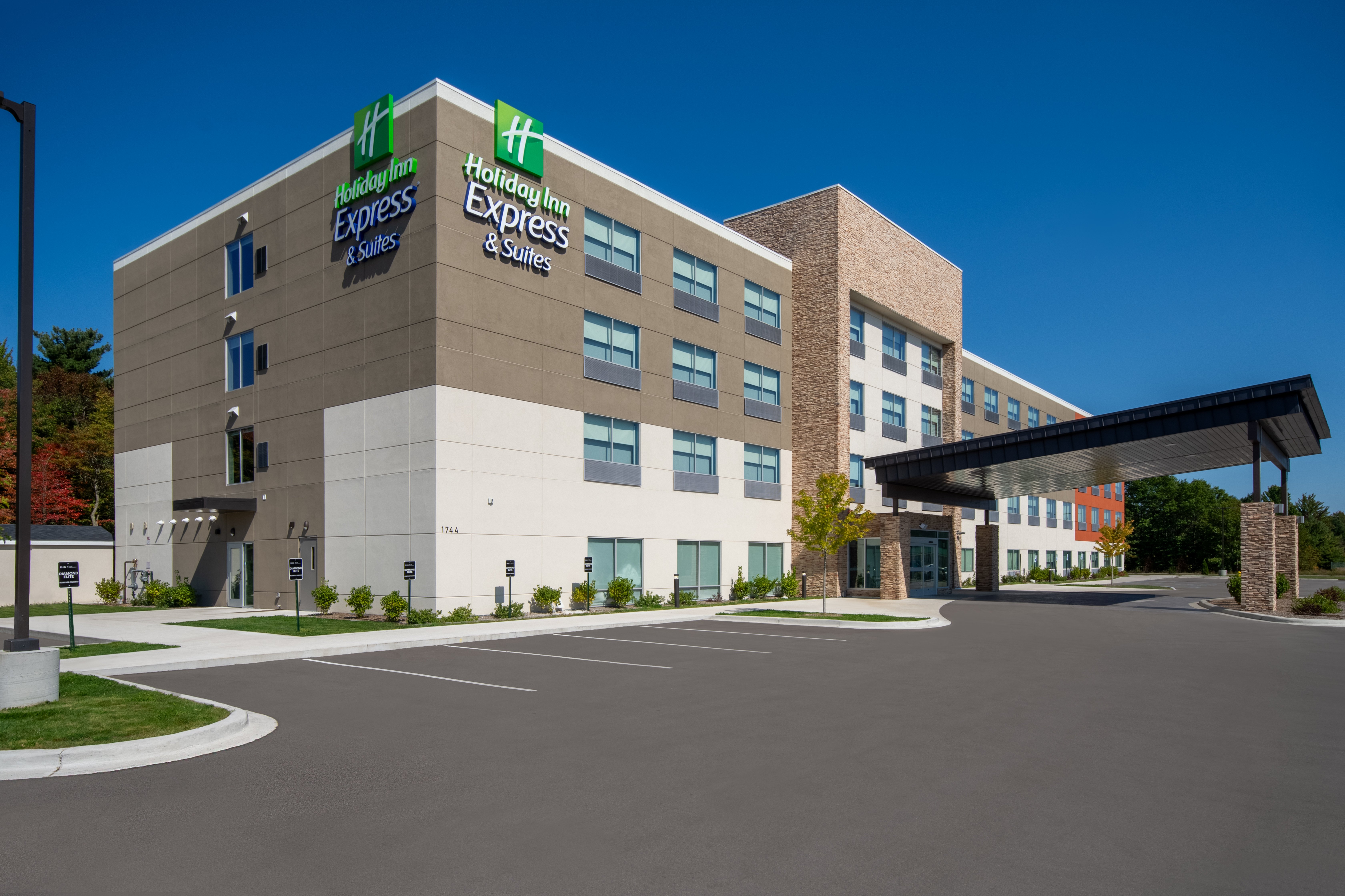 Holiday Inn Express & Suites Muskegon - Grand Haven, an IHG Hotel 2/32