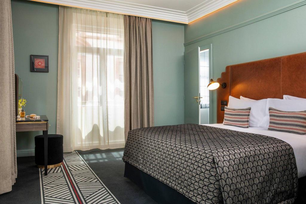 1 Bedroom, Deluxe, Suite, Queen Bed, Cathedral View, Sofa