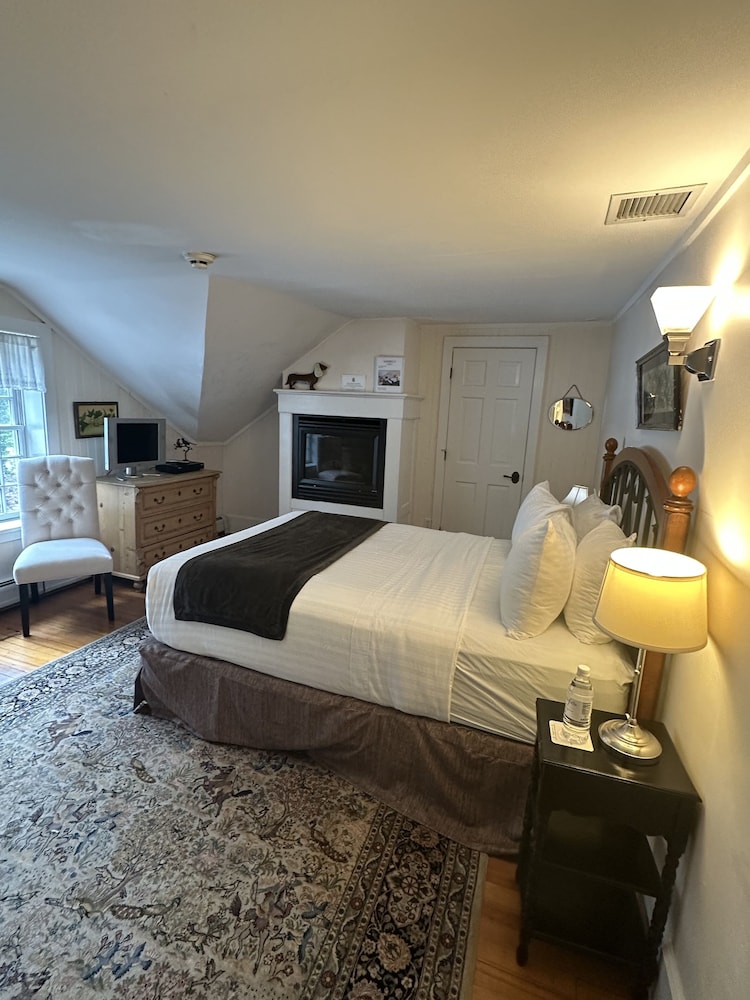Rose, Cottage, Queen Bed