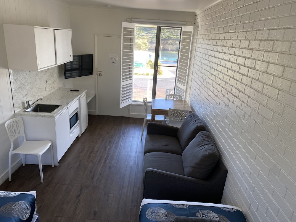 SOUTHERN OCEAN MOTOR INN 49/67