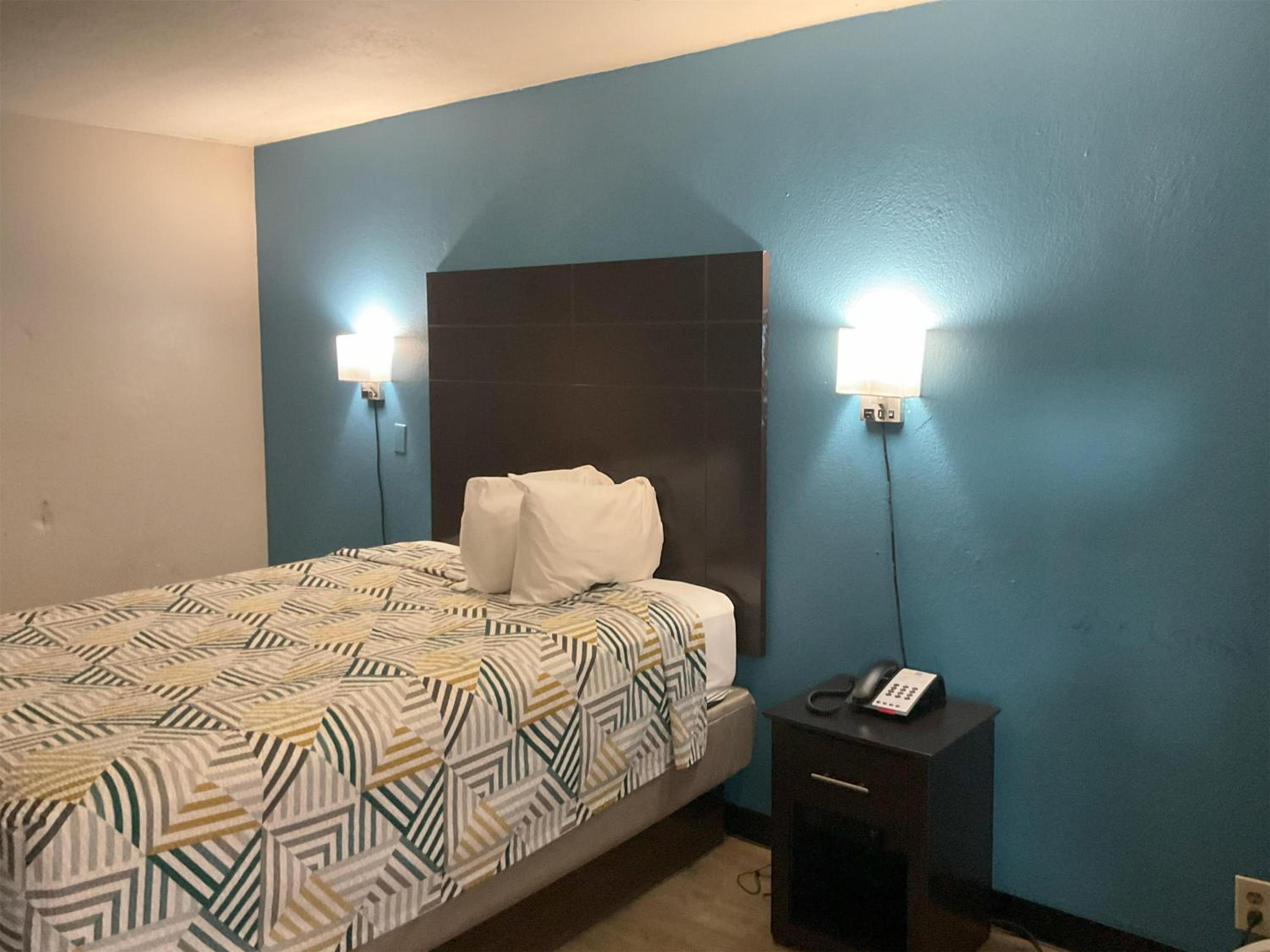1 Queen Bed - Non-Smoking