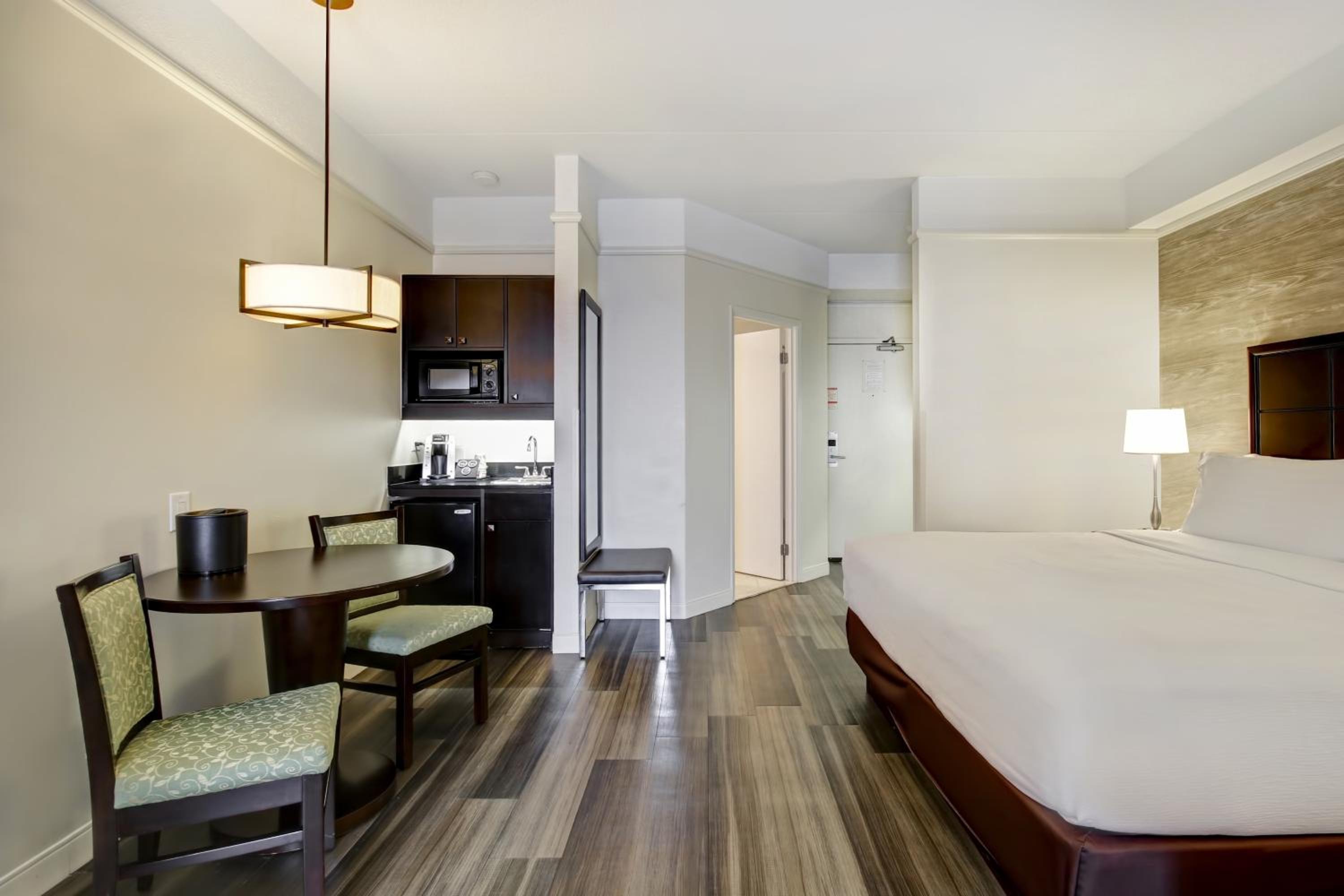 جناح بسرير كينج مع أريكة، Holiday Inn Suites Windsor Ambassador Bridge 5/10