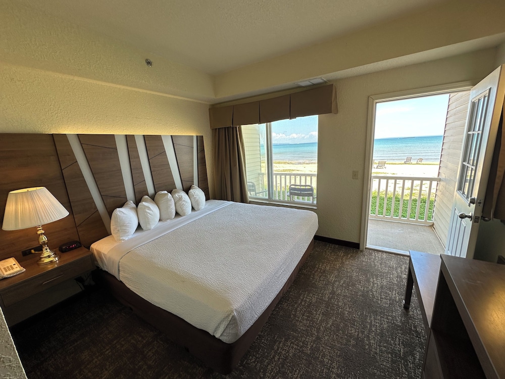 Mackinaw Beach & Bay Inn & Suites 22/51
