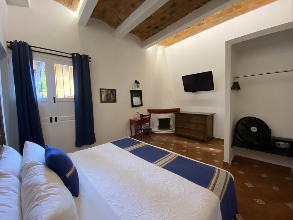 ROMANTIC, SUITE, JETTED TUB
