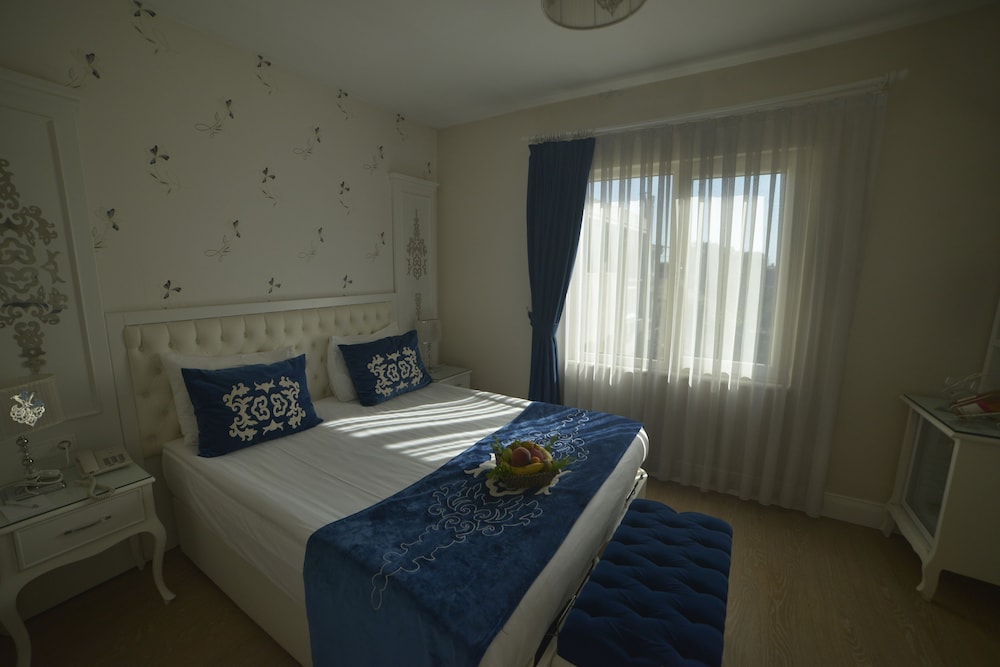 ROOM, DOUBLE OR TWIN BED