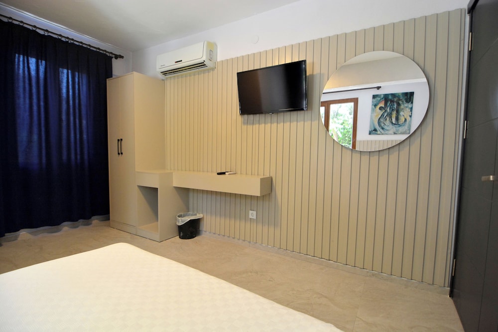 Ados Hotel 42/56