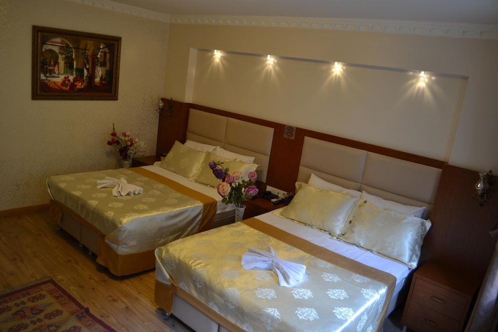 Peradise Hotel 19/50