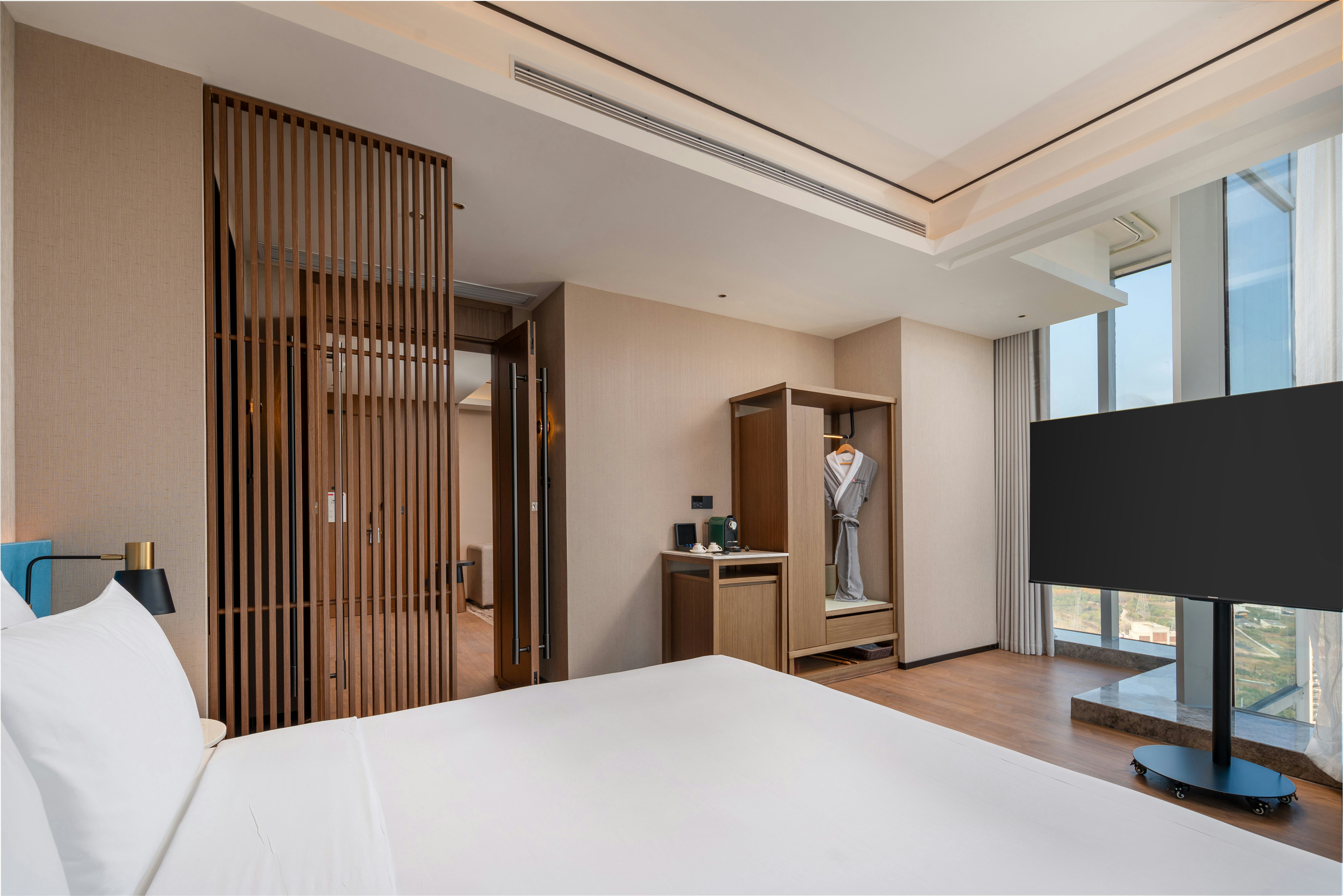 DELUXE, SUITE, KING BED