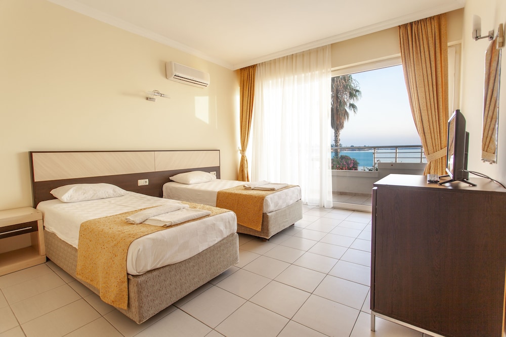 STANDARD, DOUBLE OR TWIN BED, SEA VIEW