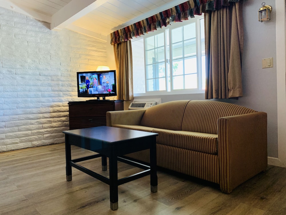 Fallbrook Country Inn 43/65