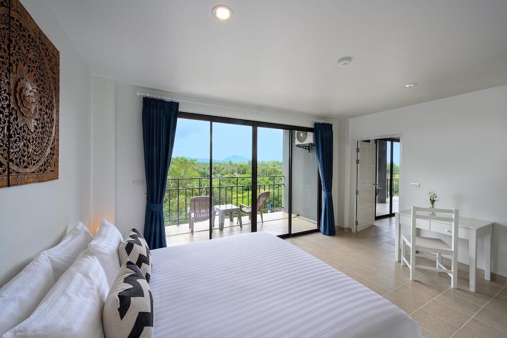 Maikhao Hotel 27/61