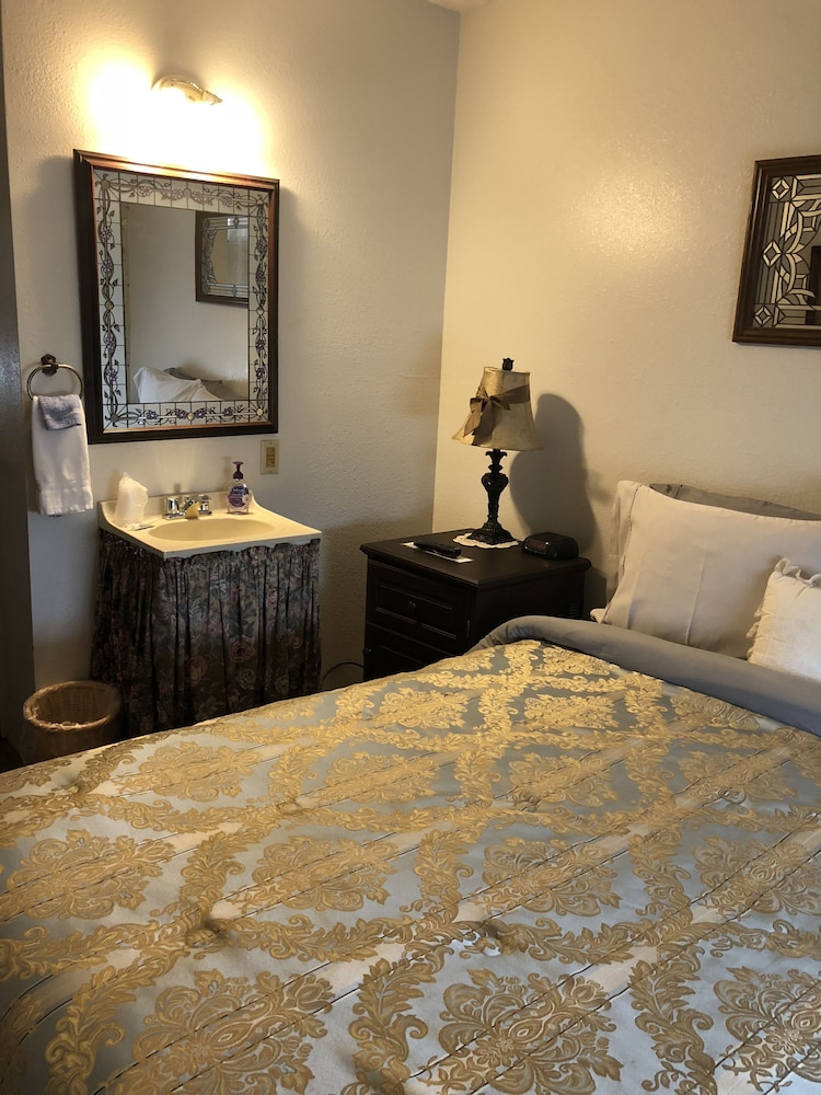 The Courtland Hotel and Day Spa 38/76