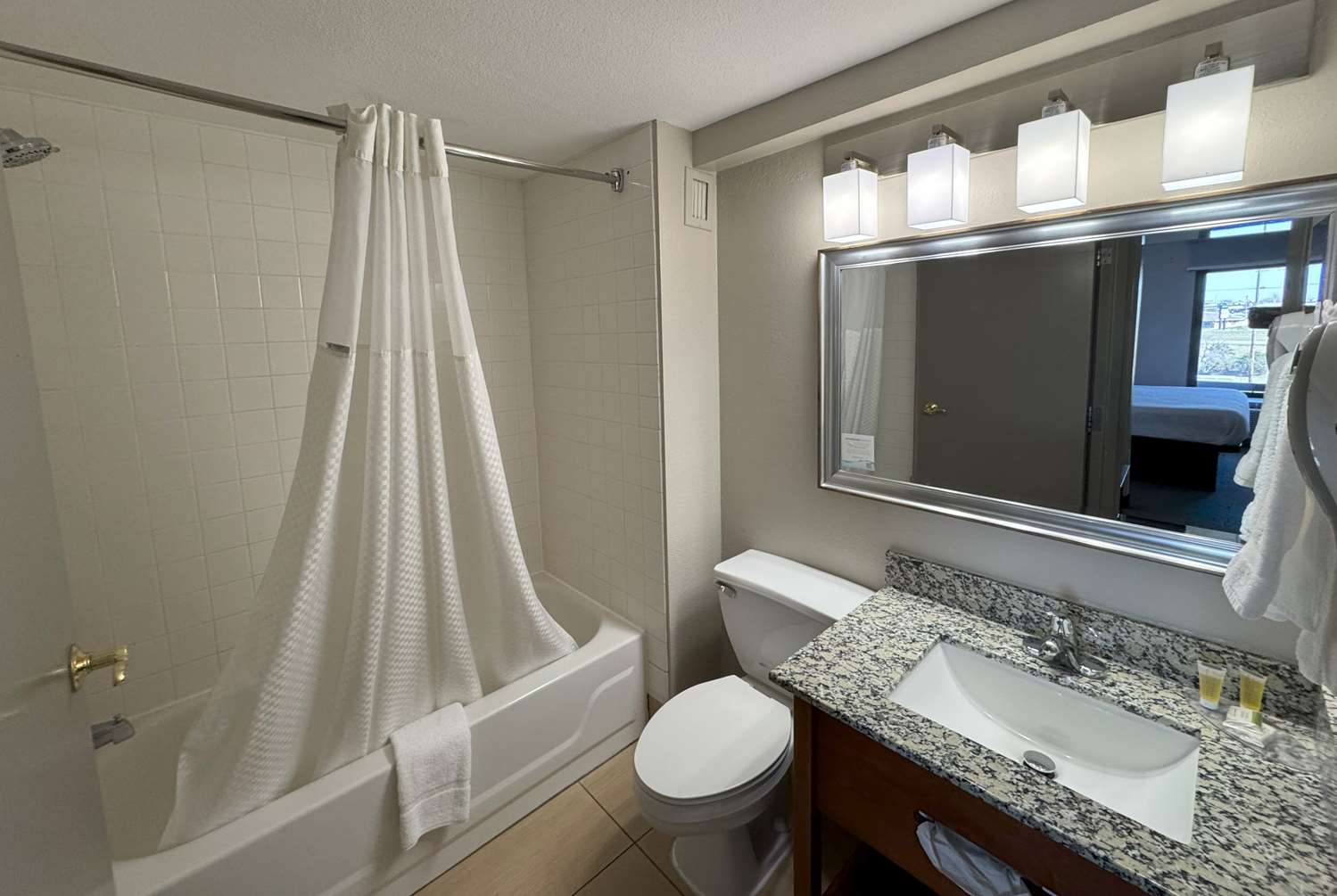 Days Inn & Suites By Wyndham Cedar Rapids 25/27