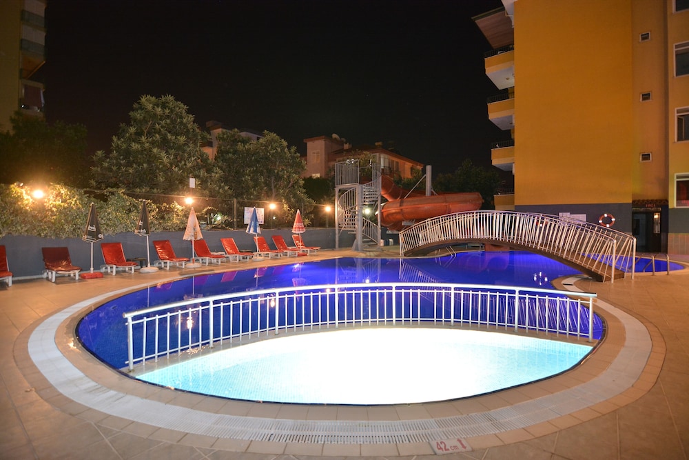 Rose Garden Aparthotel 68/71