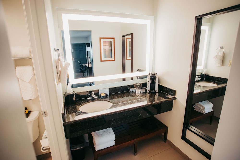 Best Western Plus Hilltop Inn 37/52