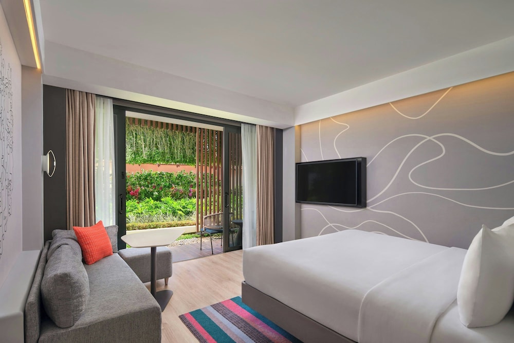 ALOFT, KING BED, GARDEN VIEW
