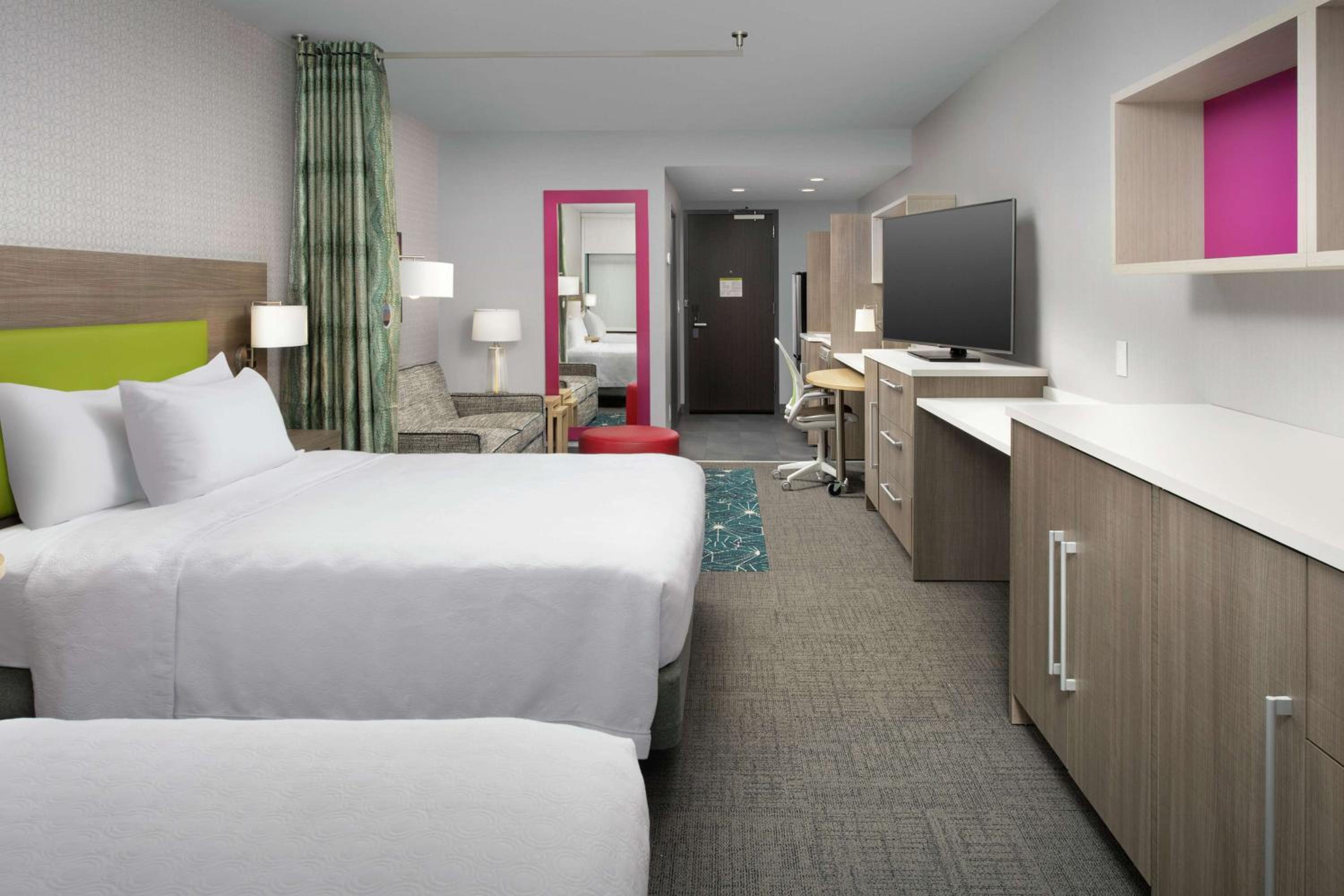 Studio, 2 Queen Beds, Sofa