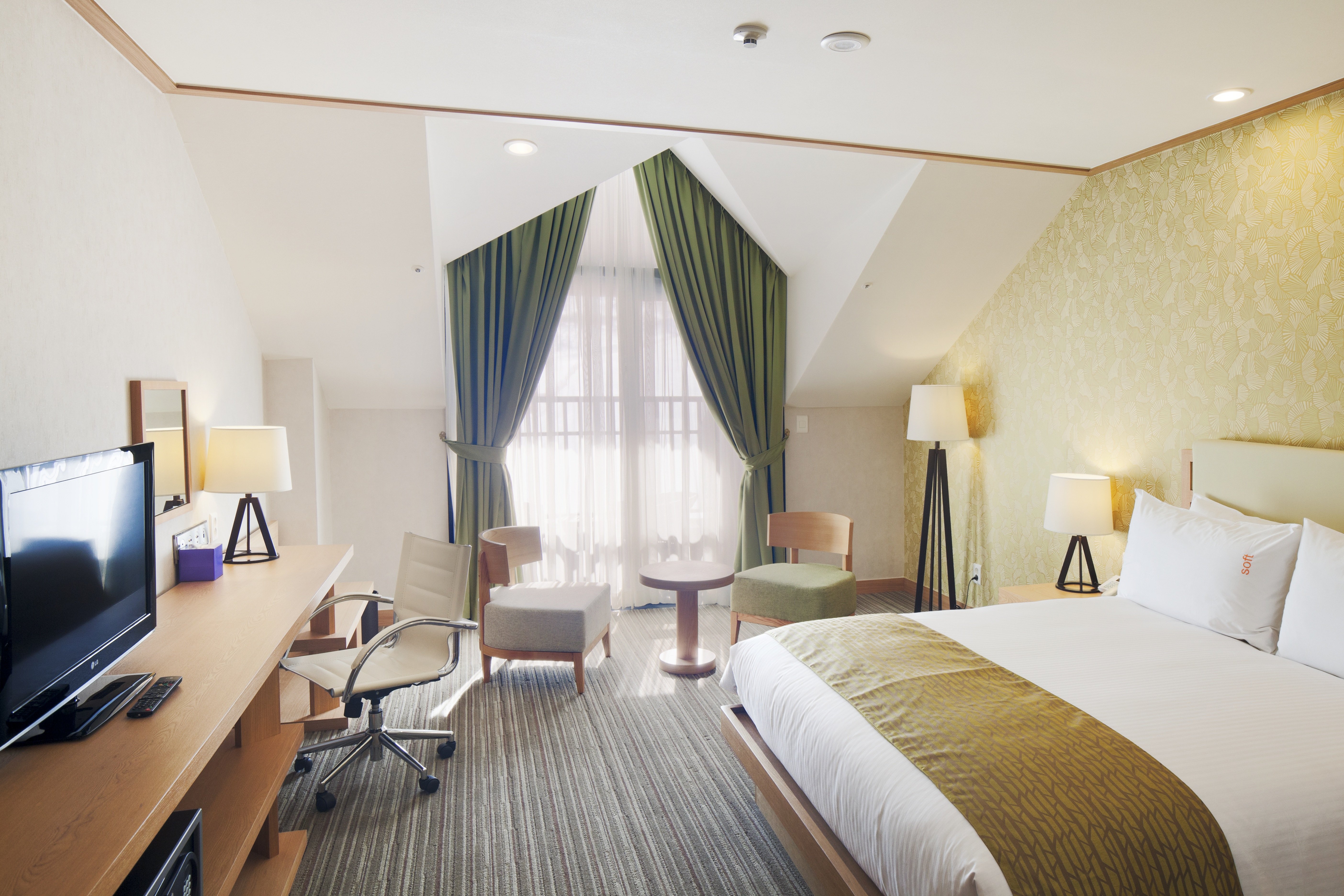 Room, Queen Bed, Slope View