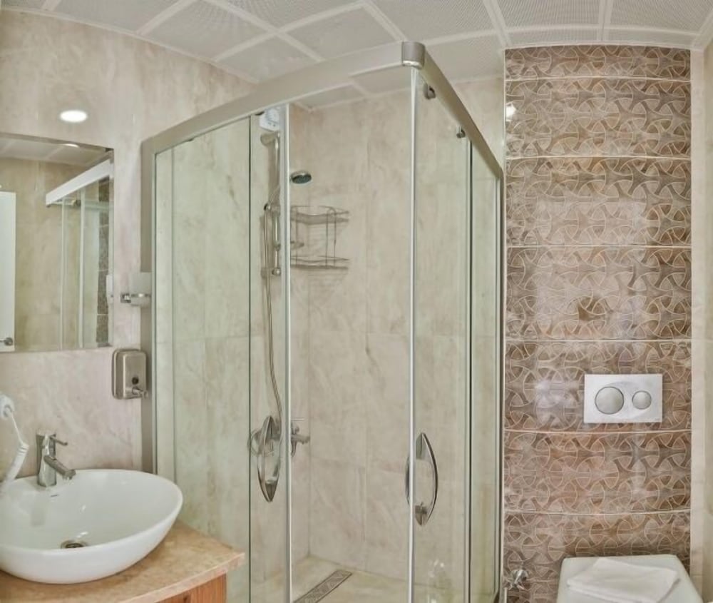 ROOM, DOUBLE OR TWIN BED