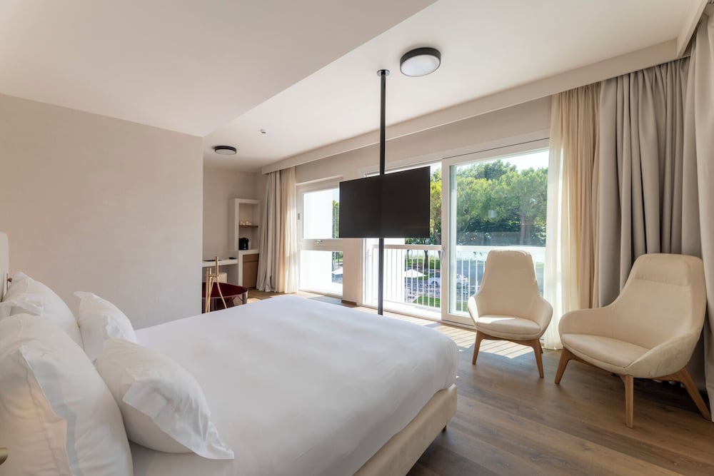 DELUXE, SUITE, LAKE VIEW