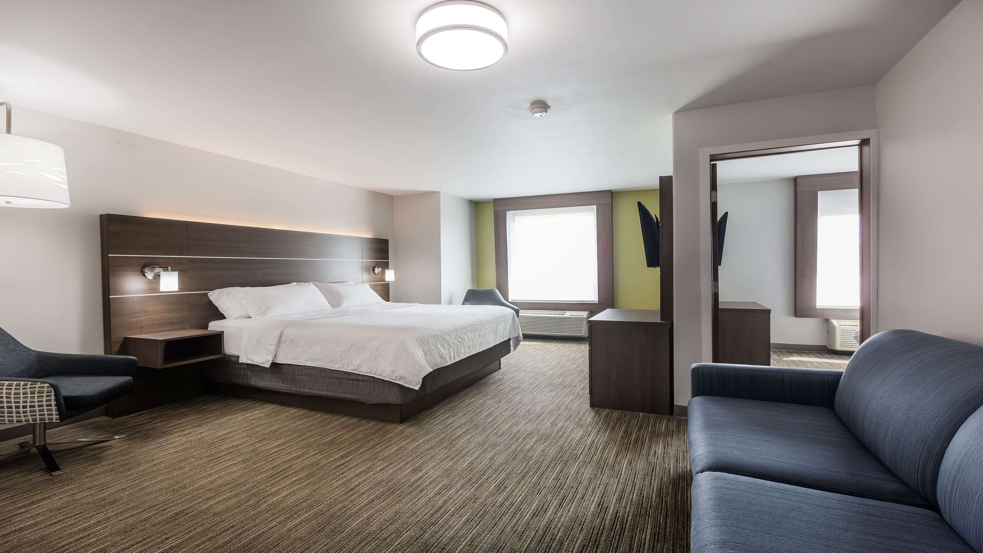 Holiday Inn Express Suites South 23/73