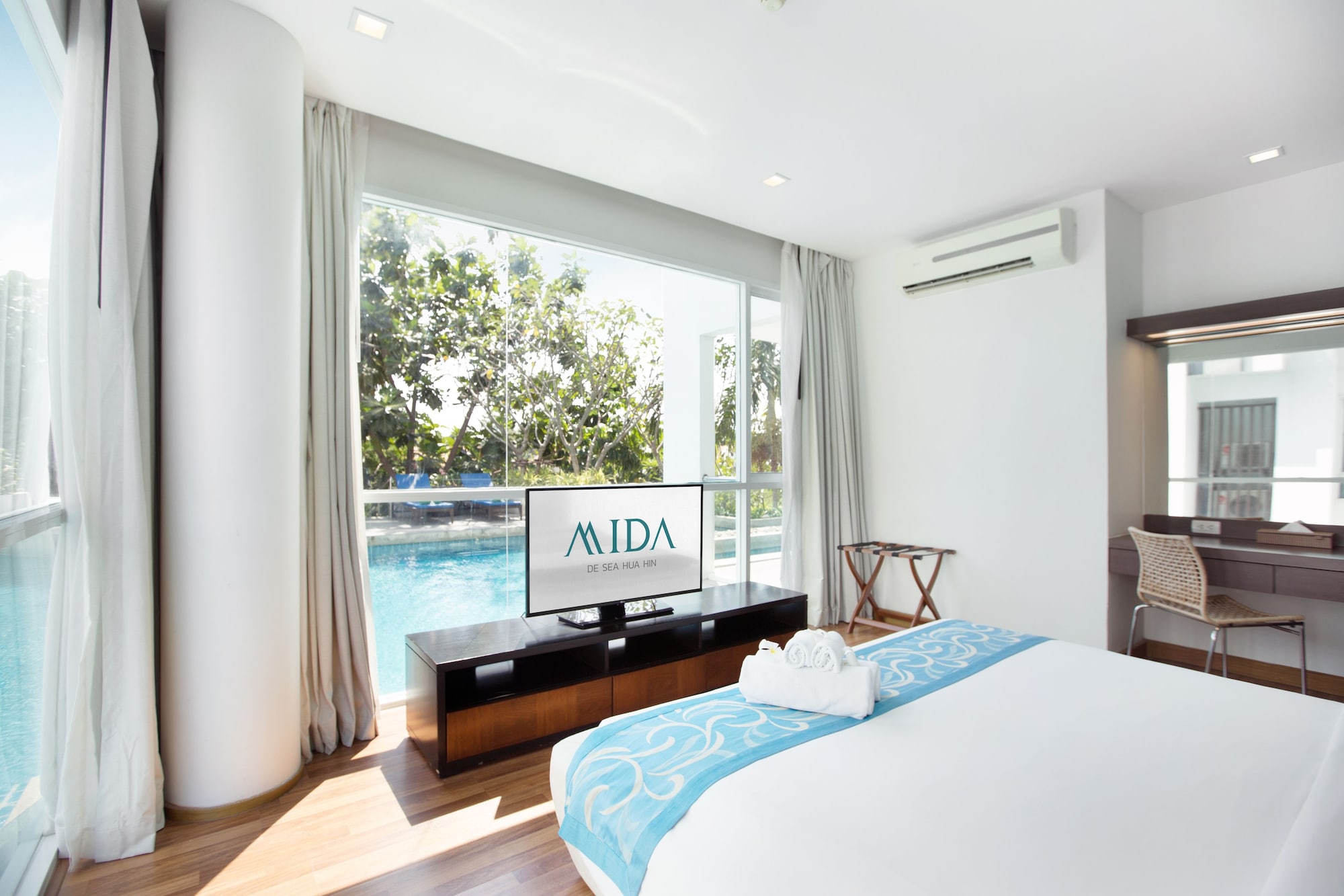 2 Bedrooms, Suite, Bathtub, Pool Access, Corner