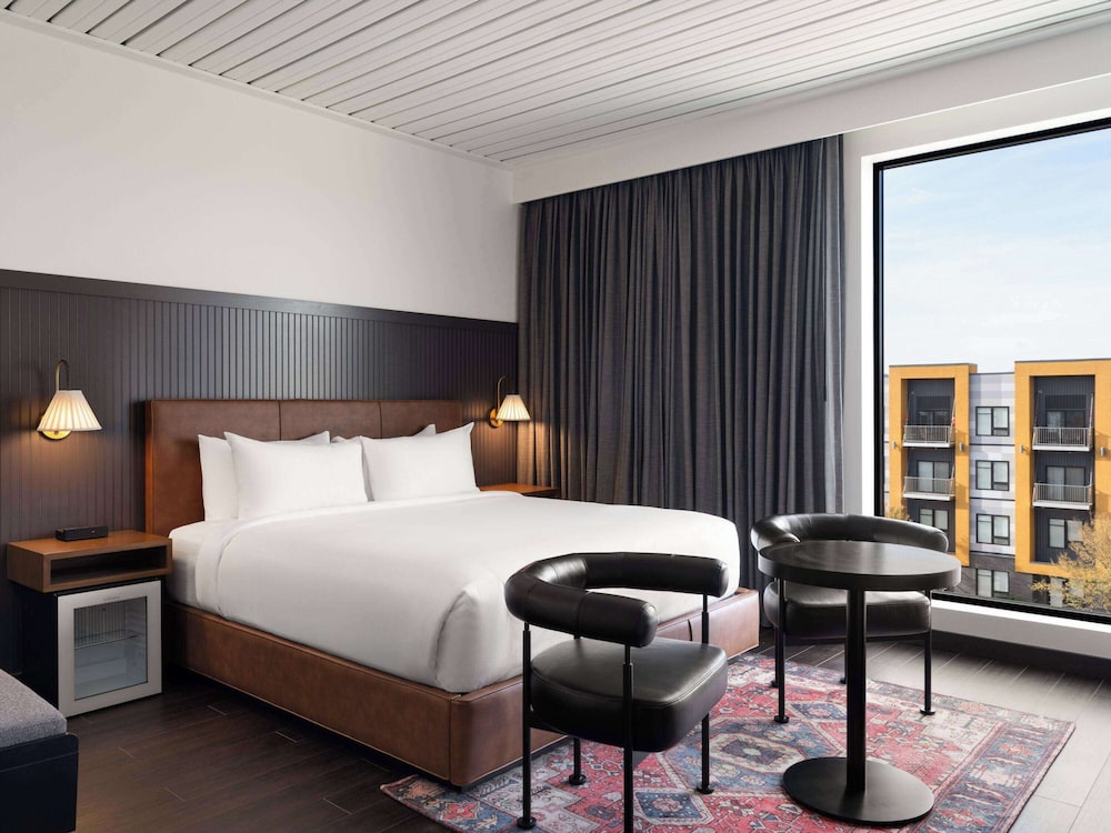 DELUXE, KING BED