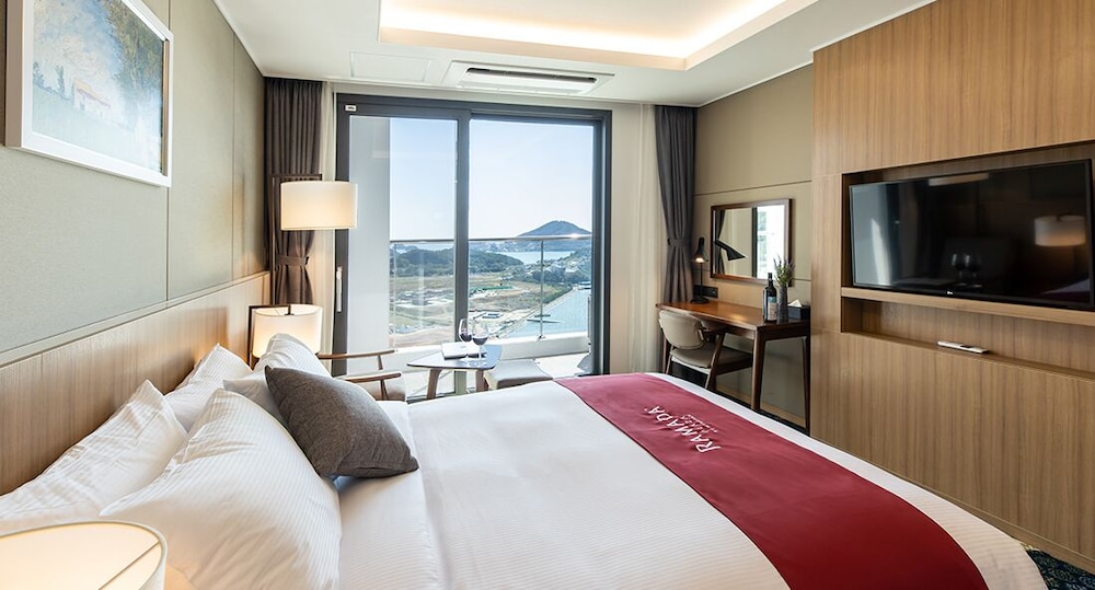 DELUXE, DOUBLE BED, SIDE OCEAN VIEW