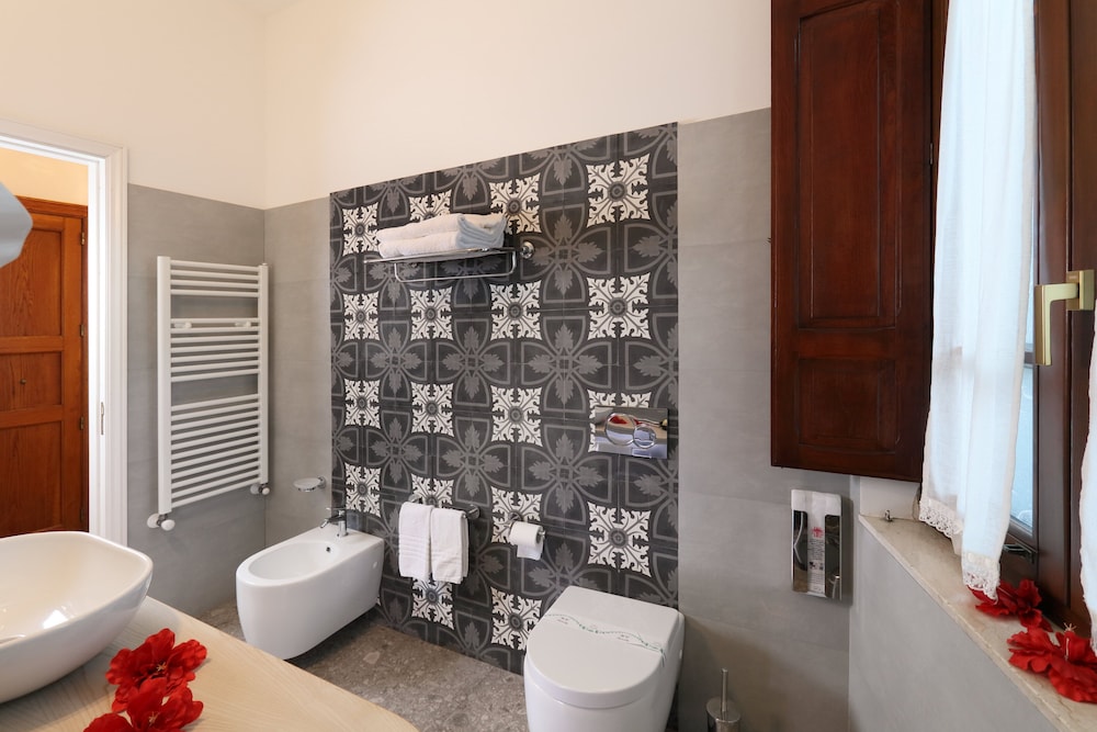 Porta Di Mezzo Luxury B And B 31/38