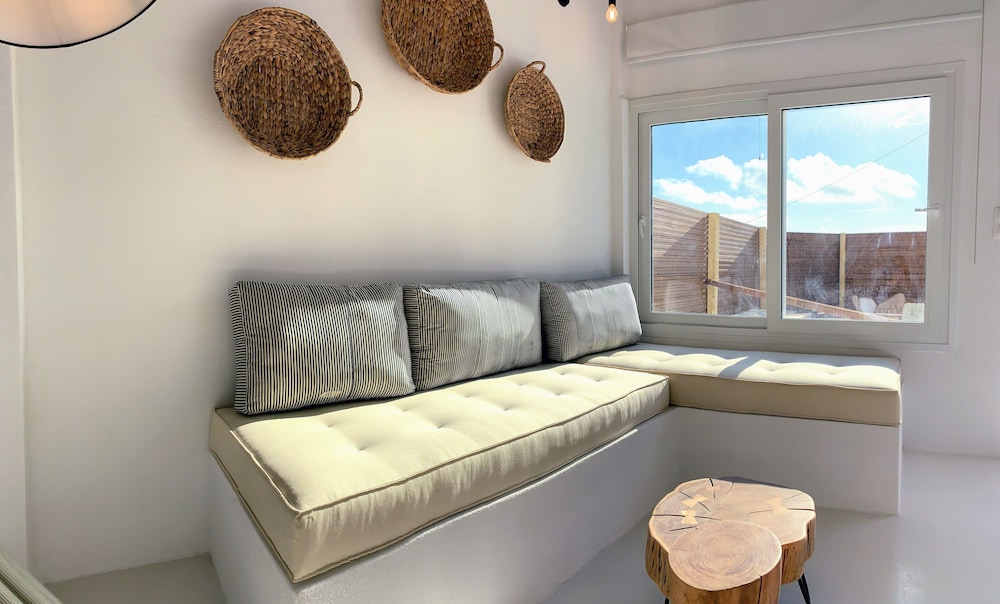 Mesanto Luxury Suites 48/50
