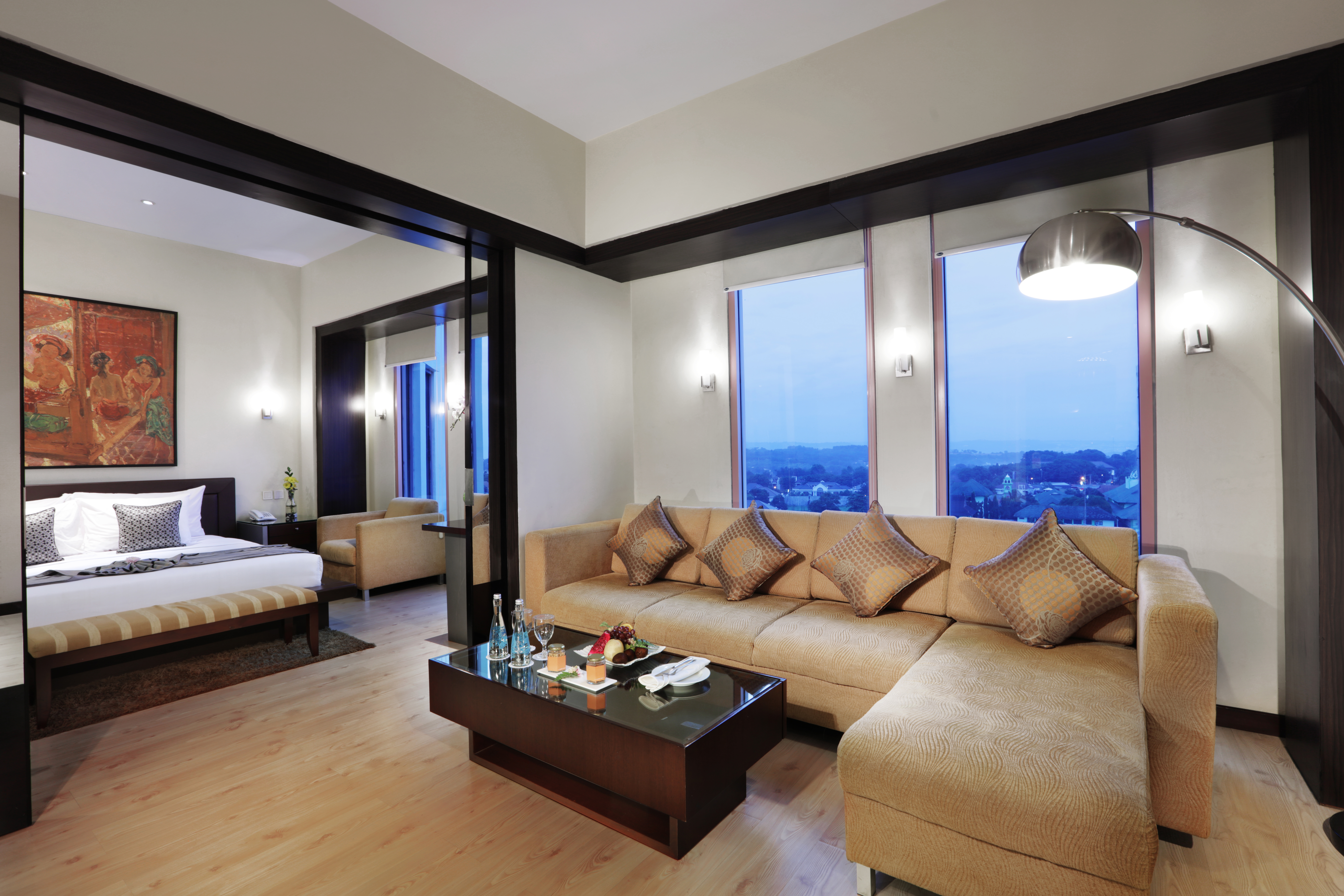 EXECUTIVE, SUITE, SMOKING