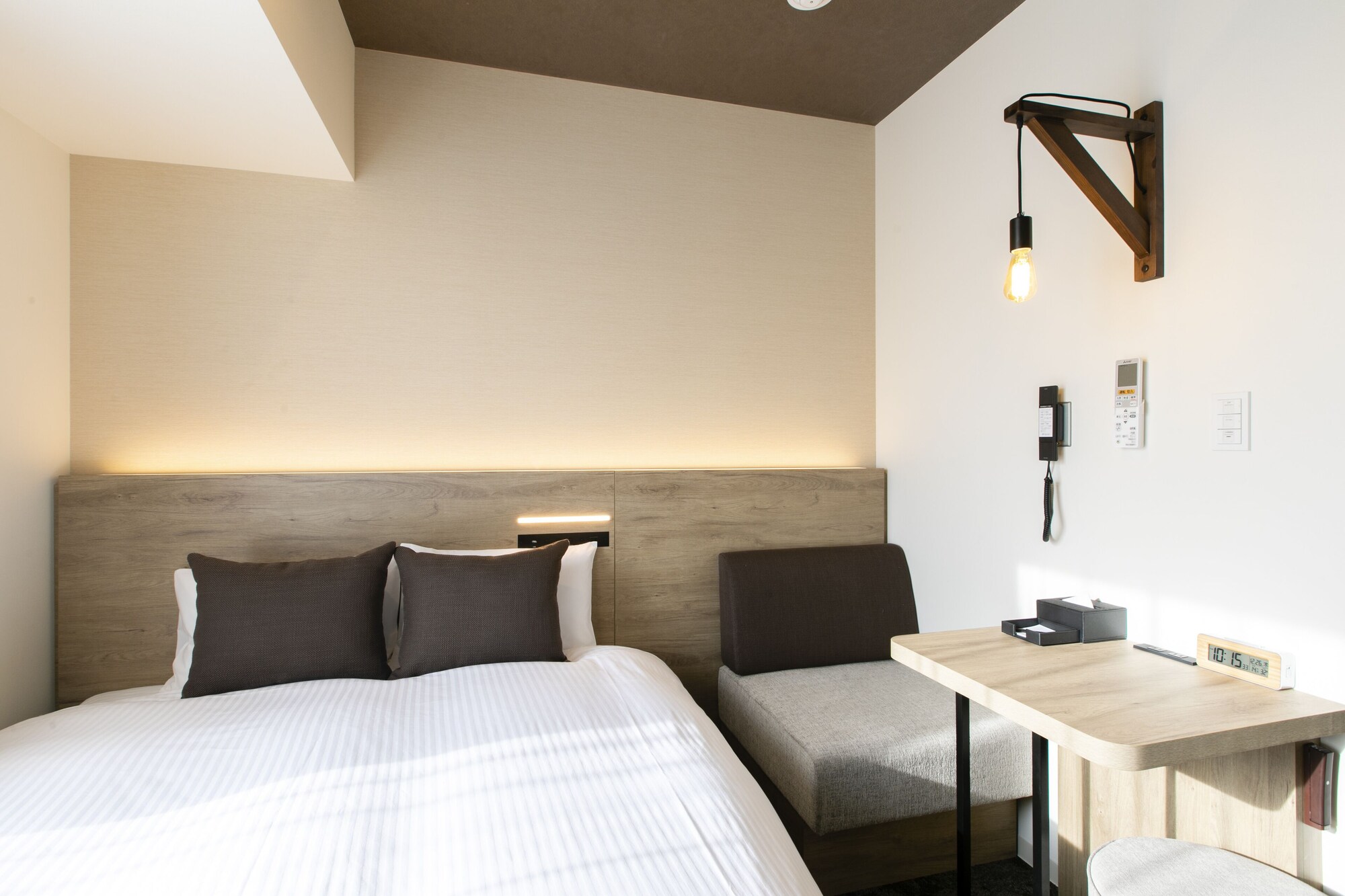 ROOM, DOUBLE BED