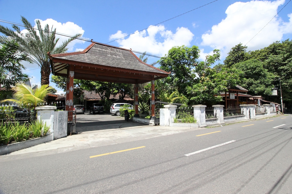 Reddoorz Plus Near Alun Alun Selatan 2 3/32