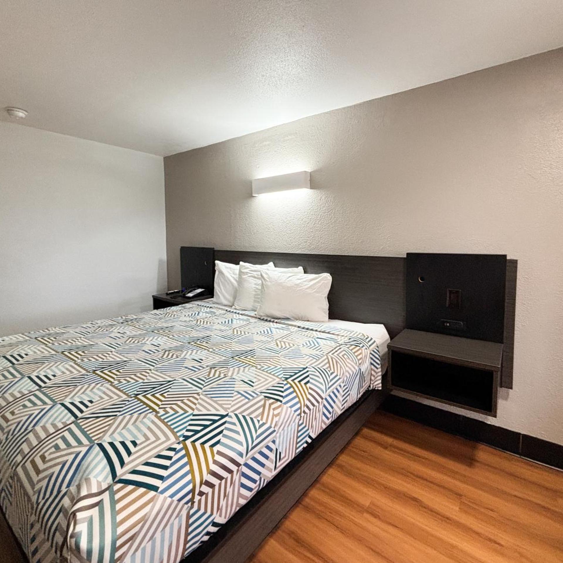 1 King Bed - Non-Smoking, Micfridge