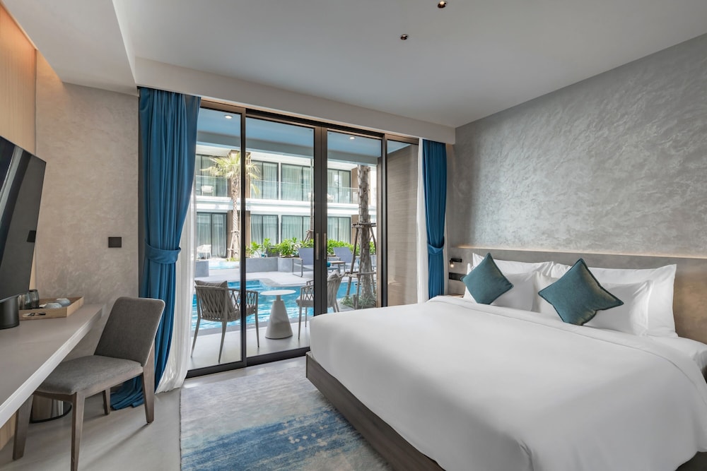 PREMIER, KING BED, POOL VIEW, POOL SIDE