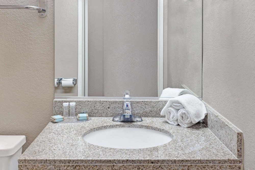 Travelodge by Wyndham Whittier 8/33