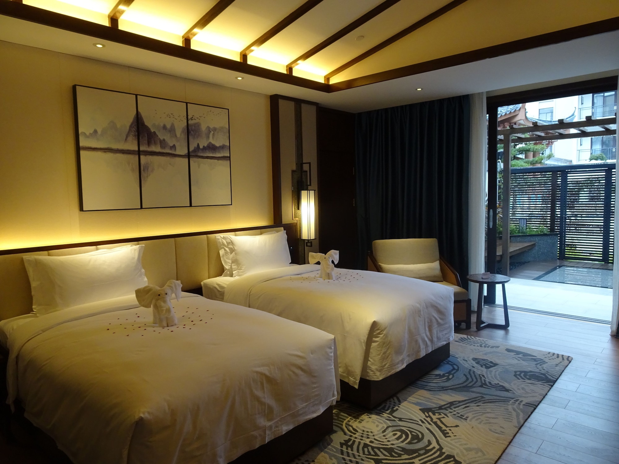 ROOM, MULTIPLE BEDS, SMOKING