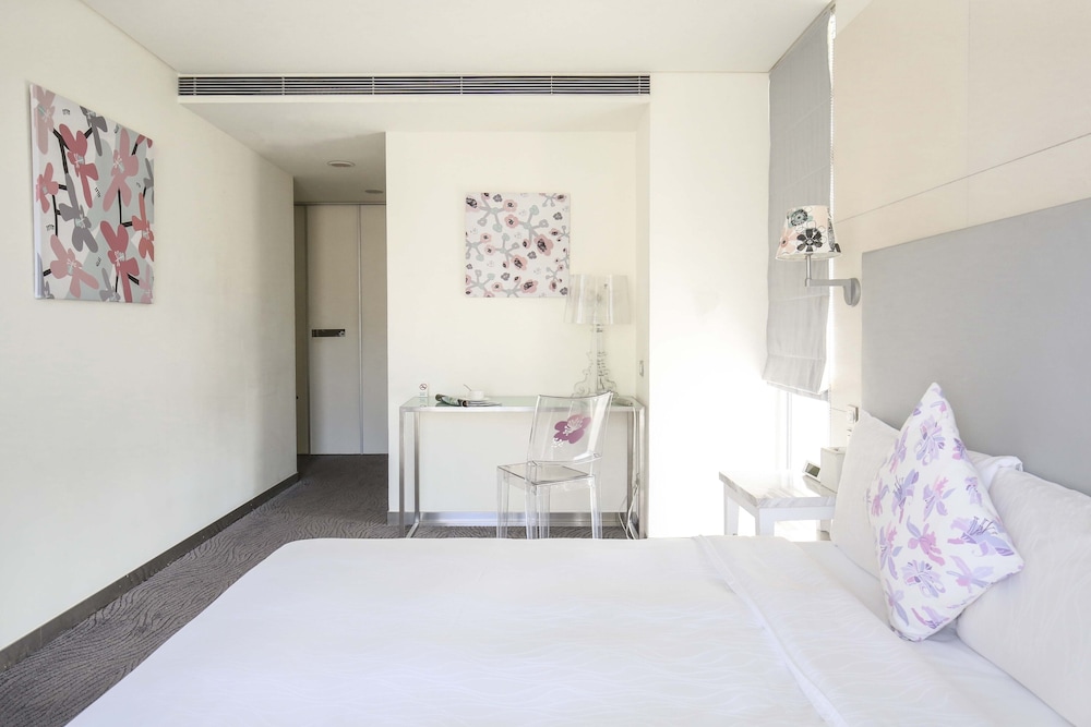 Deluxe, Queen Bed, Street View، Ambience Hotel 2/10