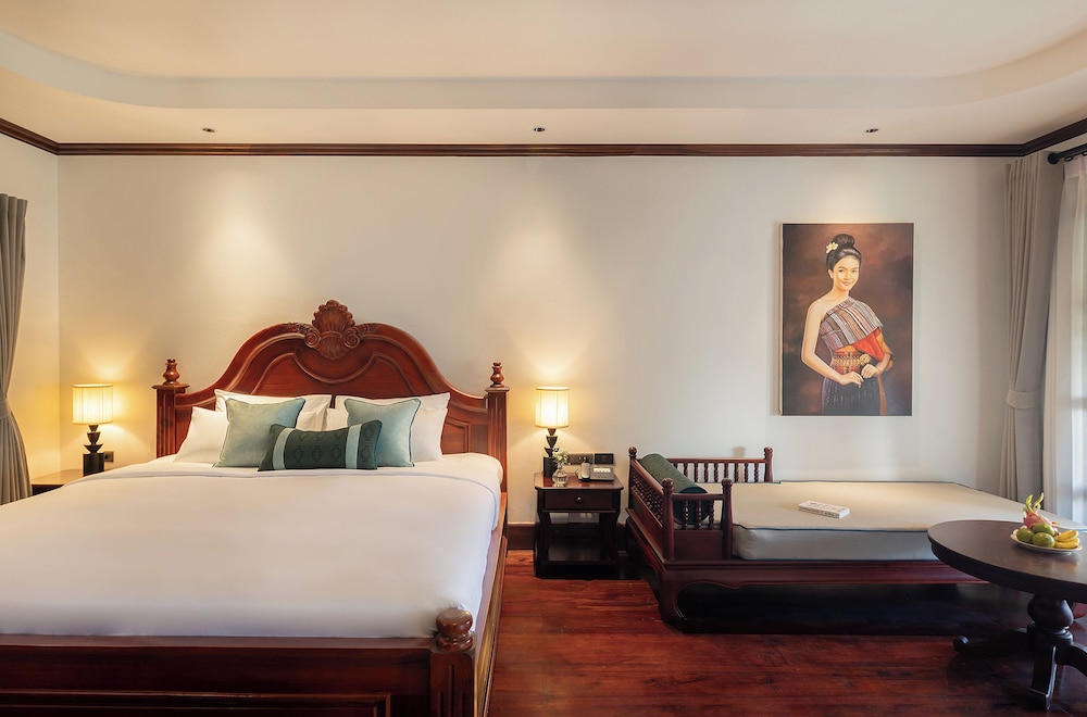 Junior Suite, King Bed, Pond Side, Bathtub