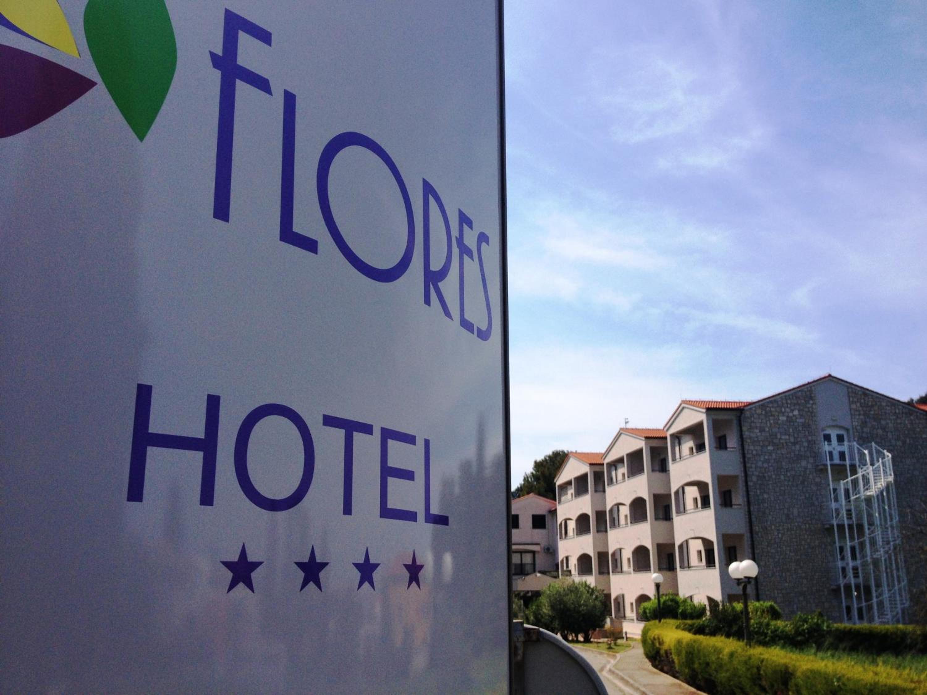 Flores Hotel 2/57