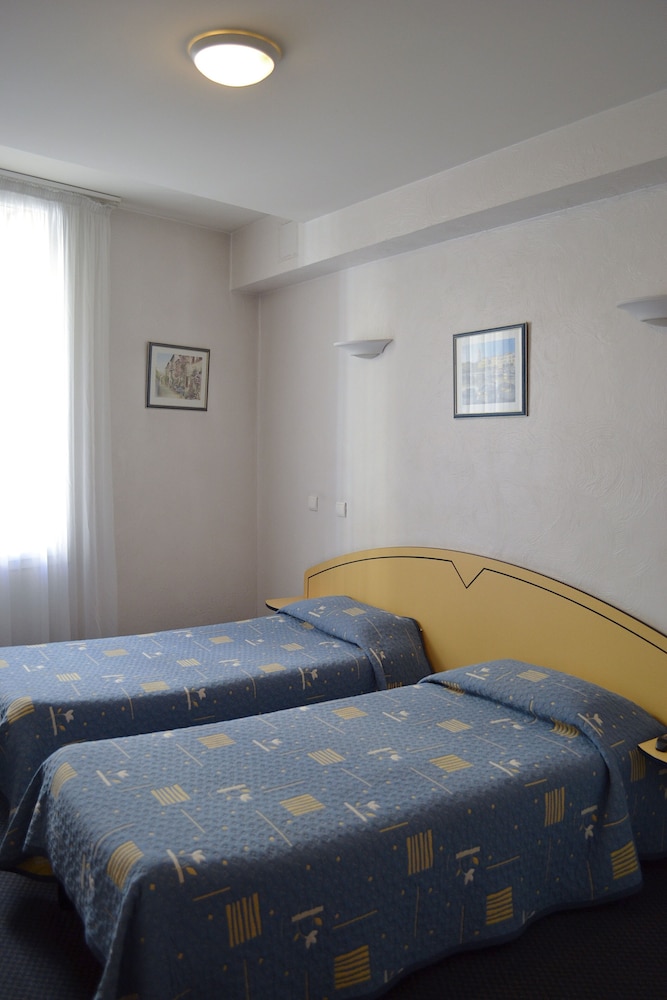 Modern Hotel 12/36