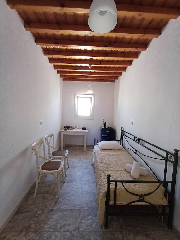 Manos Rooms 30/50