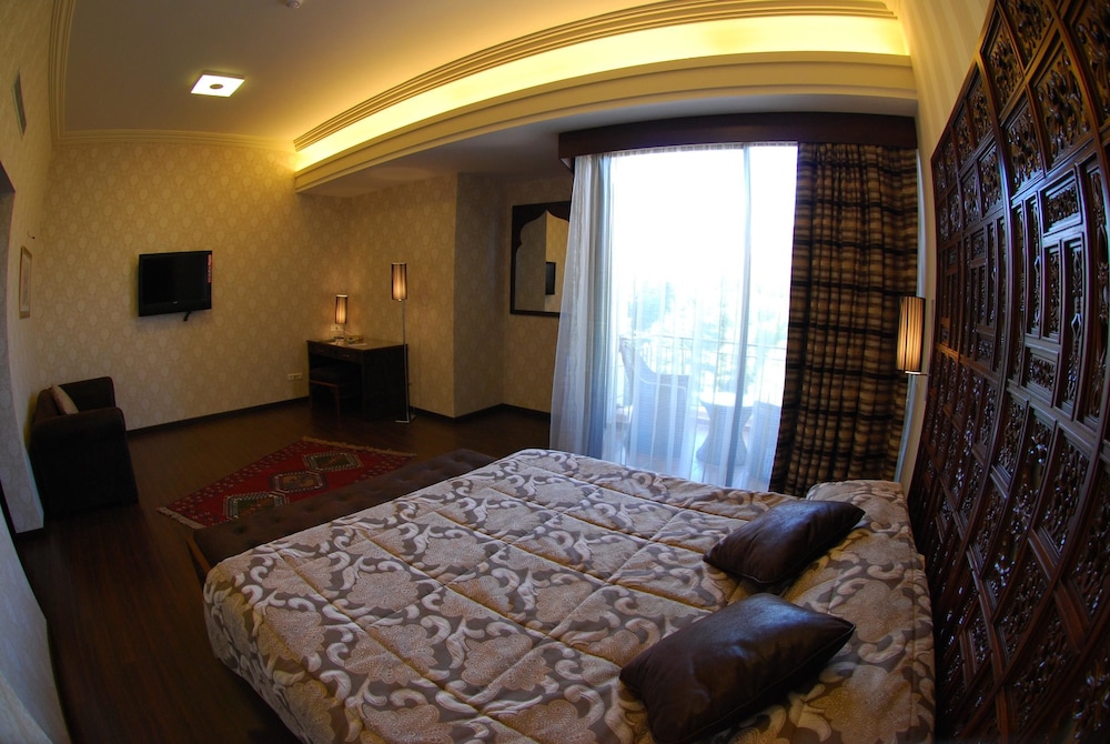 CHTAURA PARK HOTEL 12/50