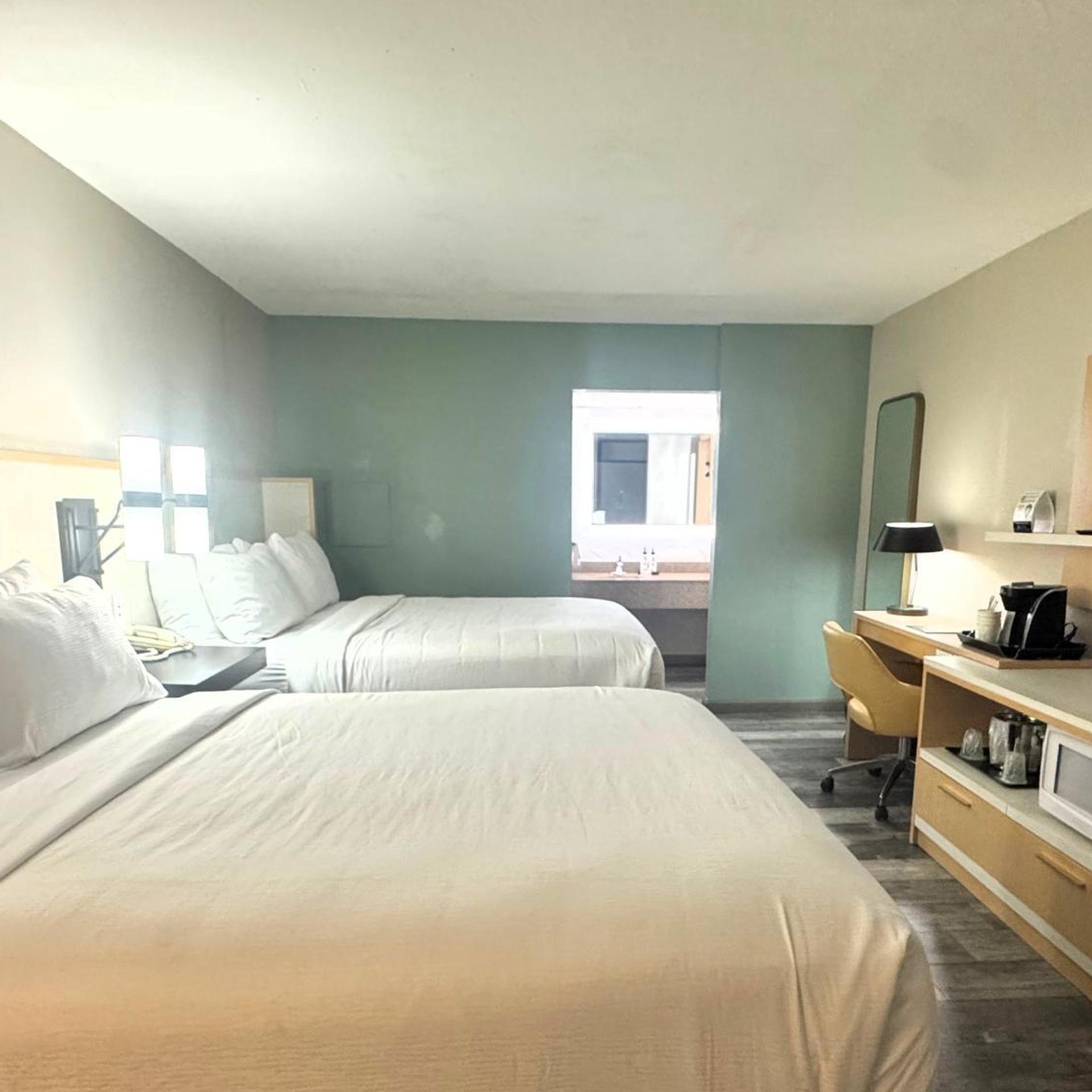 Room, Queen Bed, Street View