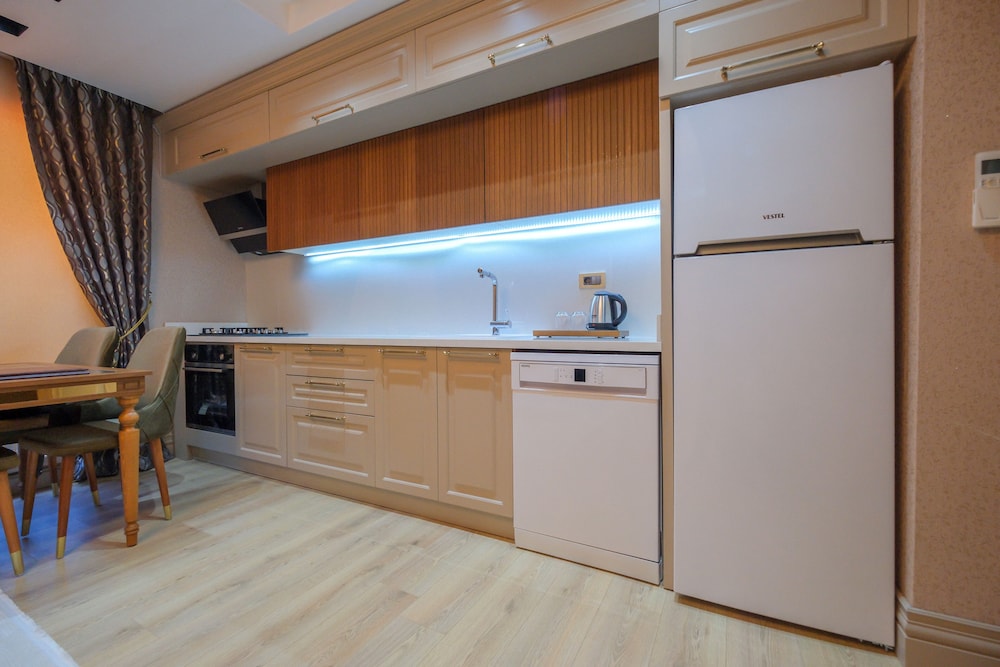 Elysium Deluxe Suites 4/50